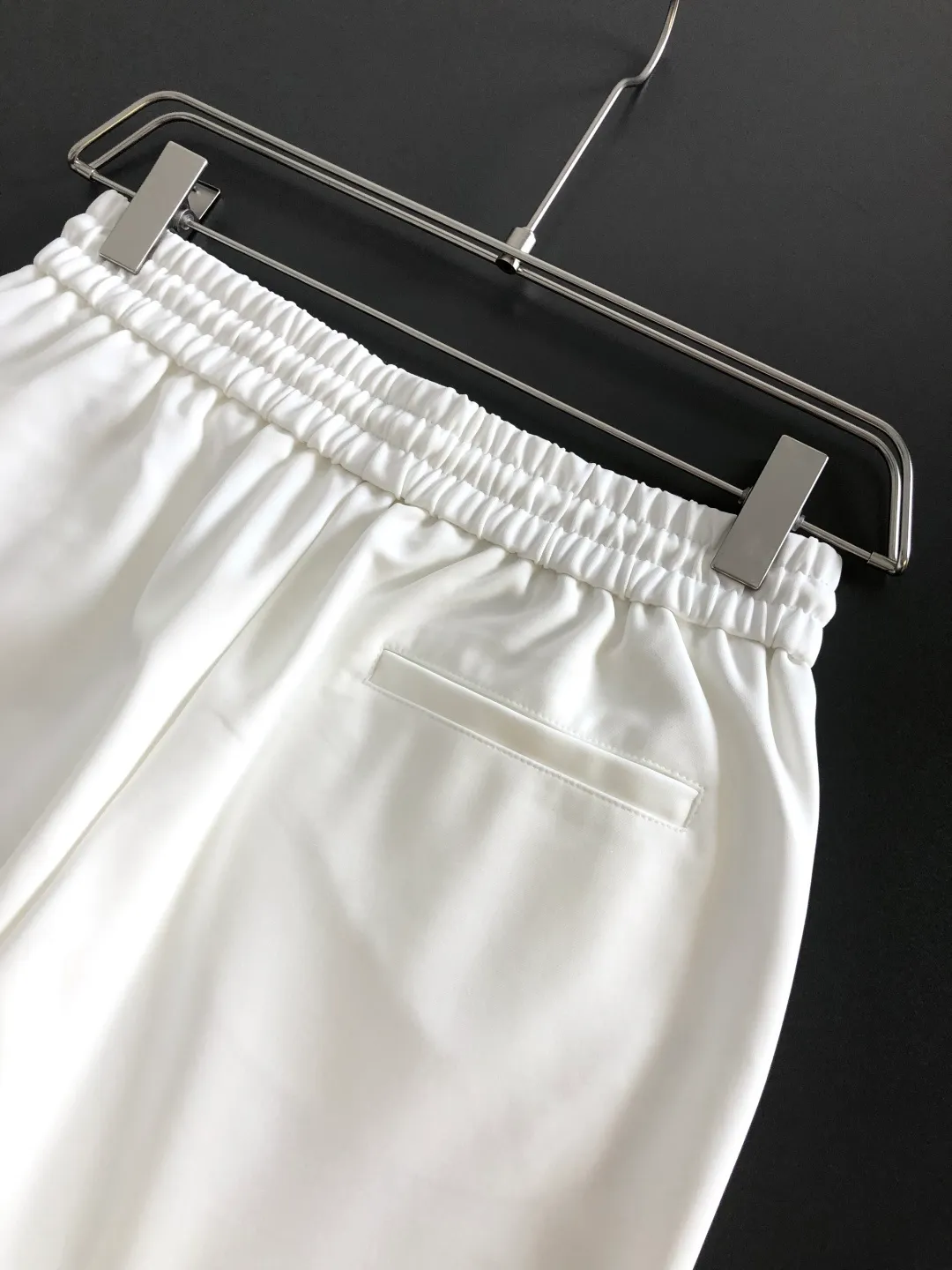 LSS summer New Arrival shorts are made of high-elastic cotton fabric, which is super skin-friendly and comfortable. It is embellished with Classic logo and has in-place hardware details! Versatile upper body effect is super handsome! Sizes M-XXXL